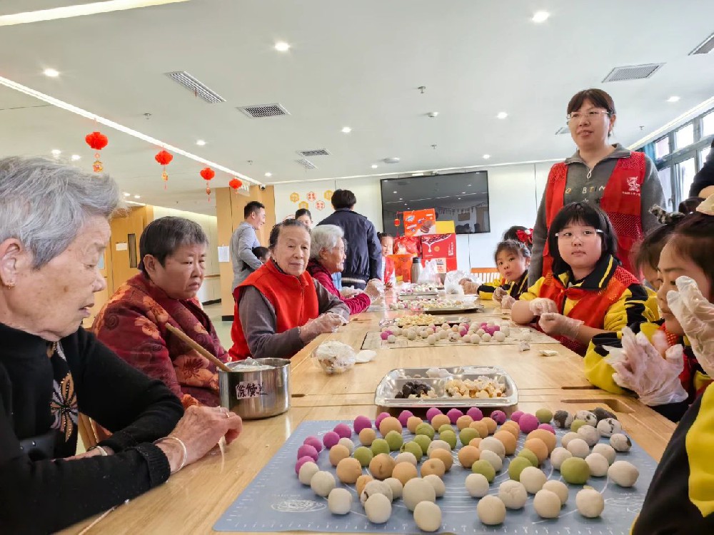 诚德医养中心丨“元宵联欢” 绘就幸福画卷，情暖佳节